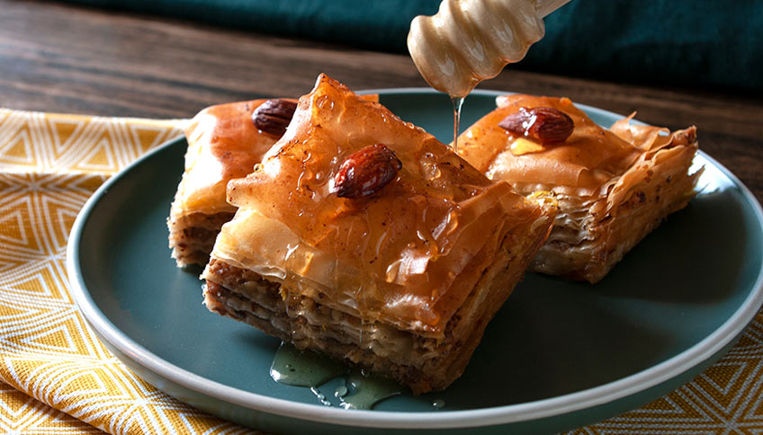 Baklava dolce tipico turco con miele e frutta secca