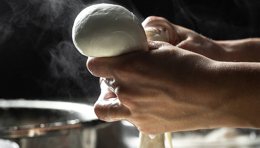 preparazione artigianale mozzarella